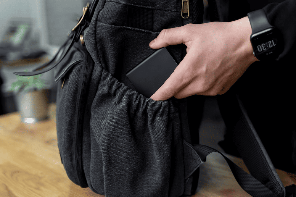 Hành khách chỉ được mang sạc dự phòng theo hành lý xách tay, không được ký gửi (Nguồn: Freepik)